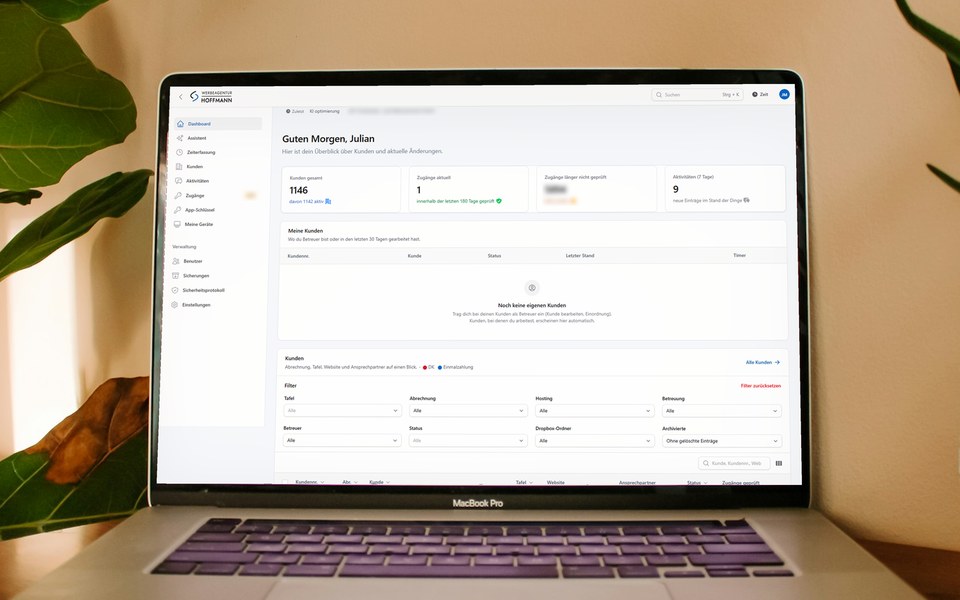 Laptop mit dem Dashboard unseres neuen Kundenmanagement-Systems